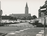 863499 Gezicht op het tijdelijke parkeerterrein aan de even zijde van de Oranjestraat in Wijk C te Utrecht, met rechts ...